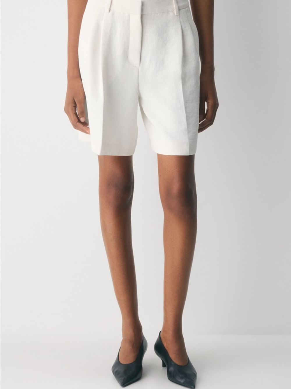 Aritzia Effortless Short - Long Crepette NWT